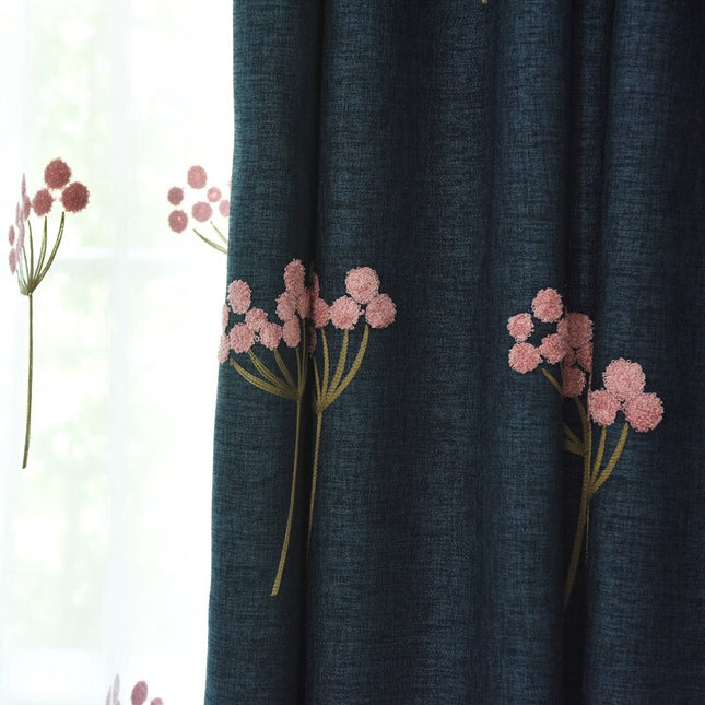 Laivastonsininen pimennysverho kirjailluilla kukilla