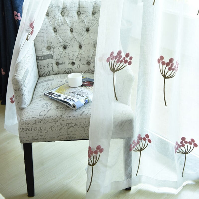 Valoverho vanhan roosan kukkakirjailulla