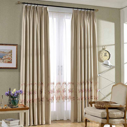 Pimennysverho kirjaillulla kukkareunuksella