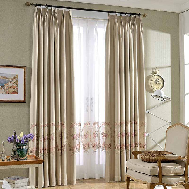 Pimennysverho kirjaillulla kukkareunuksella