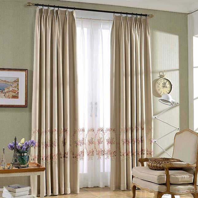 Romanttinen valoverho kirjailluilla ruusuilla