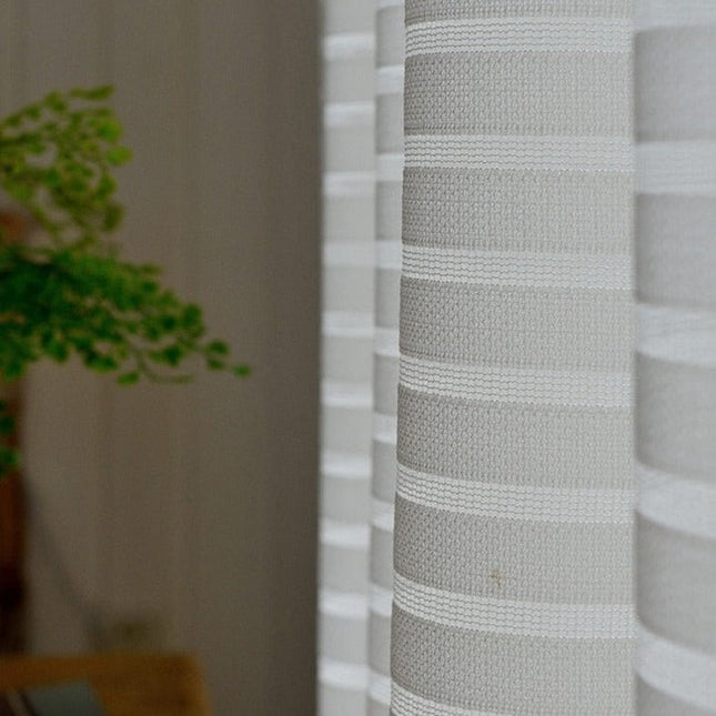 Valkoinen valoverho vaakaraidoilla