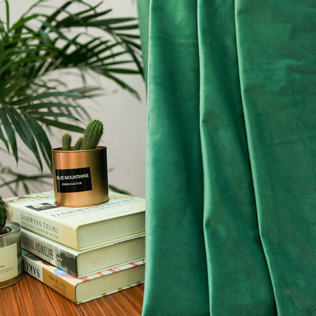 Metsänvihreä samettinen pimennysverho purjerenkailla