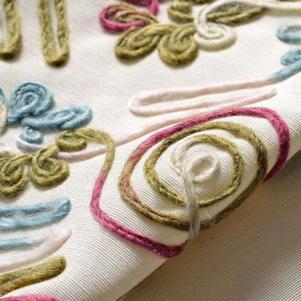 Kirjailtu verho värikkäällä alareunuksella