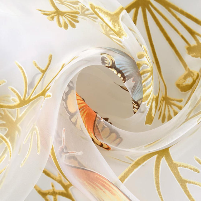 Läpikuultava verho värikkäillä perhosilla