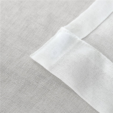 Yksivärinen valkoinen ohut verho olohuoneeseen