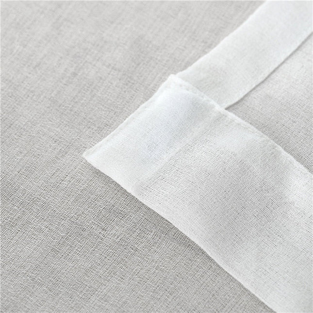 Yksivärinen valkoinen ohut verho olohuoneeseen