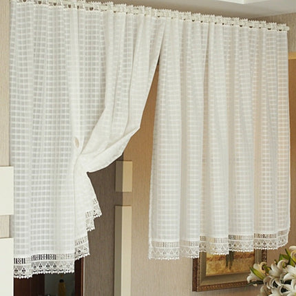 Ruudullinen valoverho pitsireunuksella keittiöön