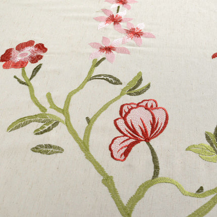 Kirjailtu verho kukkivilla oksilla