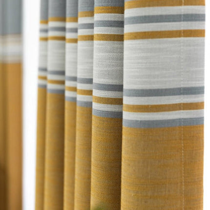 Raidallinen pellavatyylinen verho olohuoneeseen