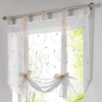 Valkoinen nostoverho punaisella kirjailulla