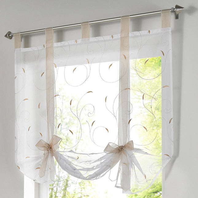 Valkoinen nostoverho punaisella kirjailulla