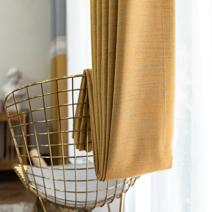 Raidallinen pellavatyylinen verho olohuoneeseen