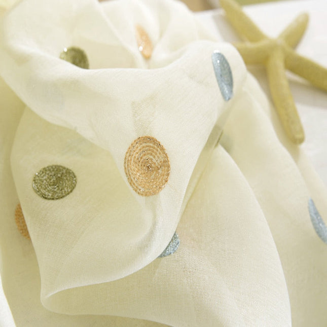 Värikäs pilkullinen valoverho lastenhuoneeseen