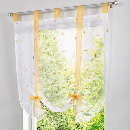 Valkoinen nostoverho punaisella kirjailulla