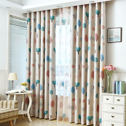 Lastenhuoneen valoverho värikkäillä puilla