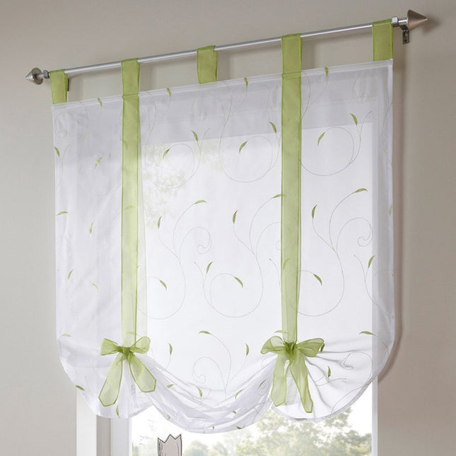 Valkoinen nostoverho punaisella kirjailulla