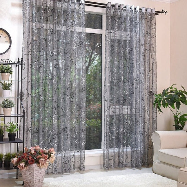 Harmaa valoverho koristeellisella kirjailulla