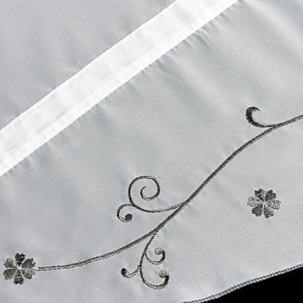 Kirjailtu laskostyylinen kappaverho keittiöön