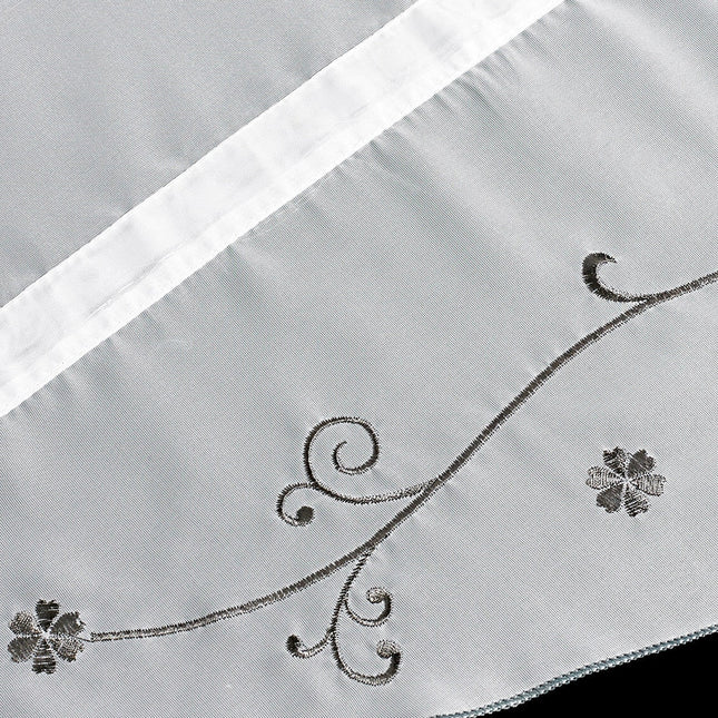 Kirjailtu laskostyylinen kappaverho keittiöön