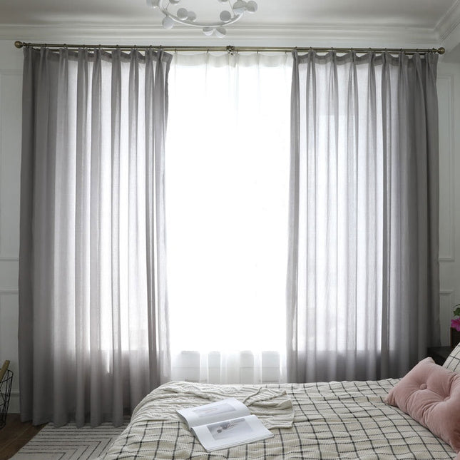 Strukturoitu valkoinen valoverho olohuoneeseen