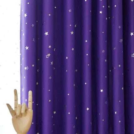 Violetti pimennysverho hohtavilla tähtikuvioilla