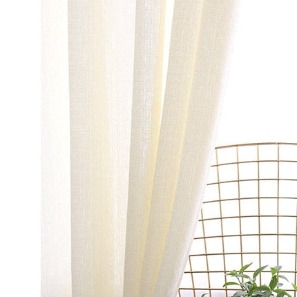 Strukturoitu valkoinen valoverho olohuoneeseen