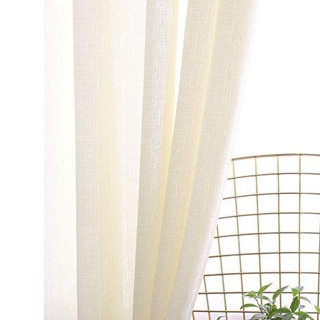 Strukturoitu valkoinen valoverho olohuoneeseen