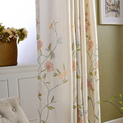 Kirjailtu verho kukkivilla oksilla