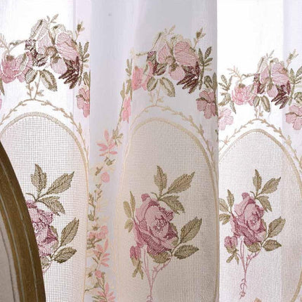 Romanttinen valoverho kirjailluilla ruusuilla