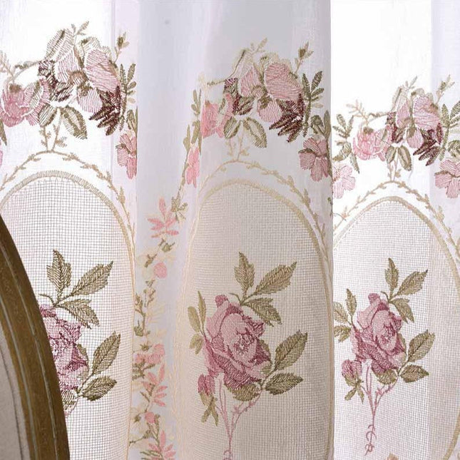 Romanttinen valoverho kirjailluilla ruusuilla