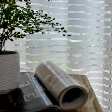 Valkoinen valoverho vaakaraidoilla