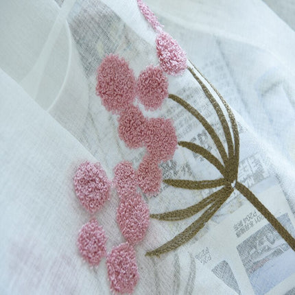 Valoverho vanhan roosan kukkakirjailulla