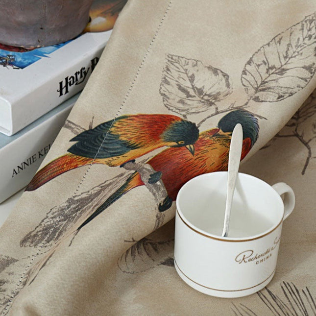 Pellavanvärinen verho kauniilla lintukuviolla