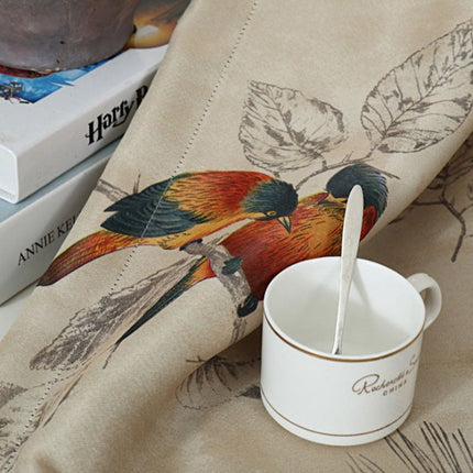 Pellavanvärinen verho kauniilla lintukuviolla