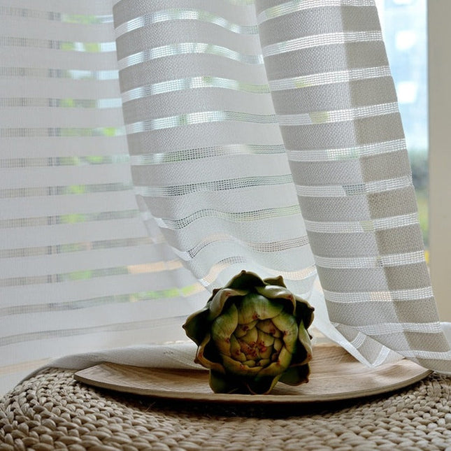 Valkoinen valoverho vaakaraidoilla