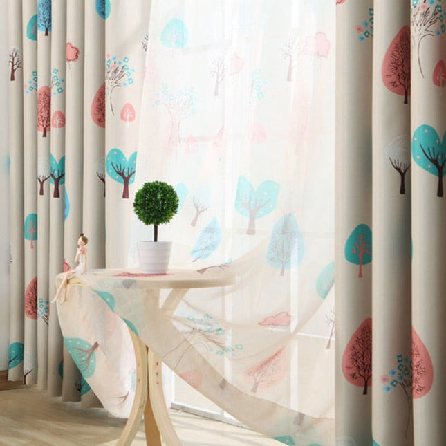 Lastenhuoneen valoverho värikkäillä puilla