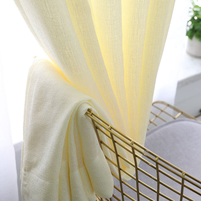 Strukturoitu valkoinen valoverho olohuoneeseen