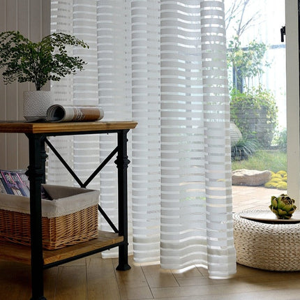 Valkoinen valoverho vaakaraidoilla