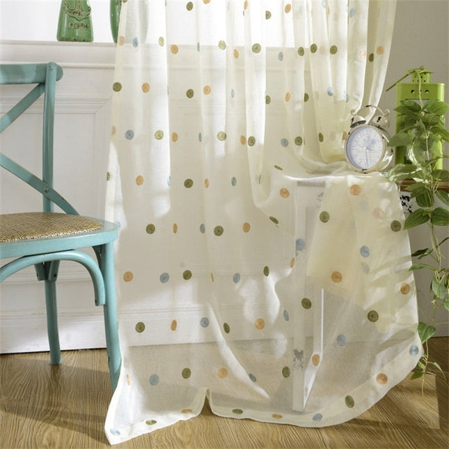 Värikäs pilkullinen valoverho lastenhuoneeseen