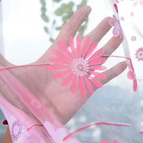 Vaaleanpunainen valoverho romanttisella kukkakuviolla