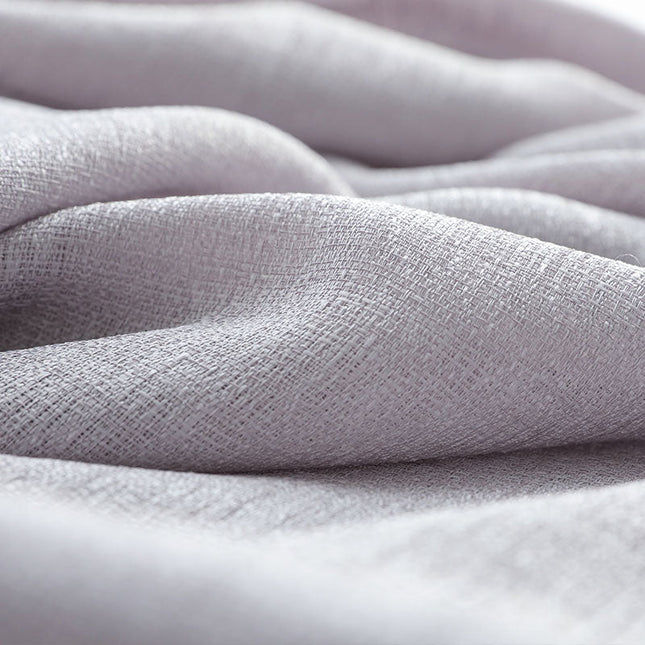 Strukturoitu valkoinen valoverho olohuoneeseen