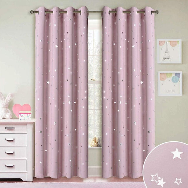 Vaaleanpunainen pimennysverho tähtikuviolla lastenhuoneeseen
