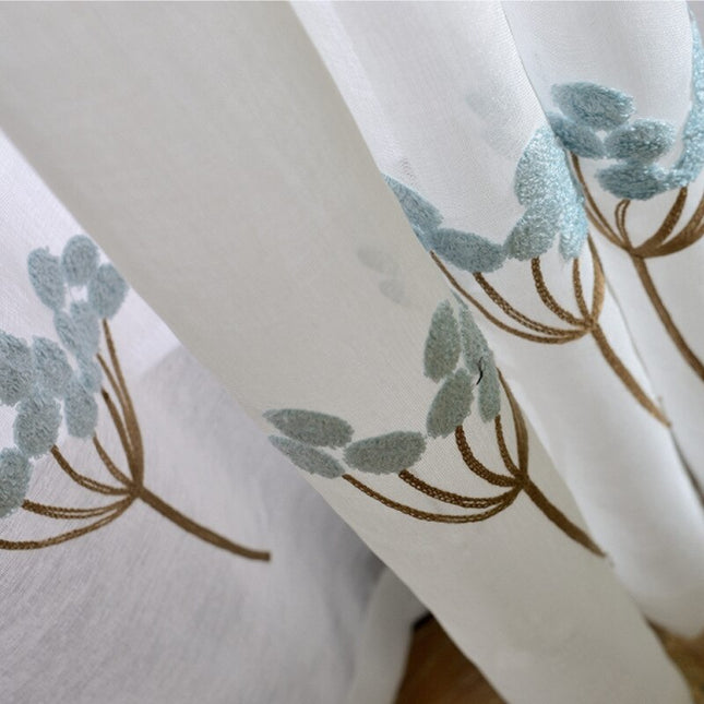 Valoverho haaleansinisellä kukkakirjonnalla