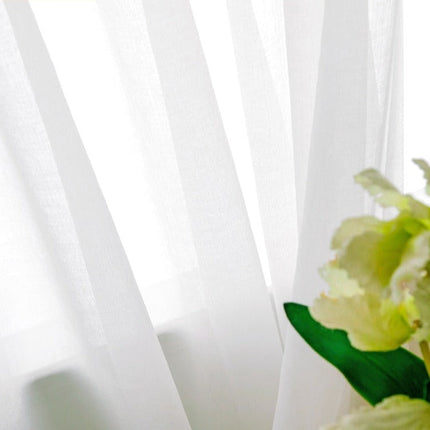 Yksivärinen valkoinen ohut verho olohuoneeseen