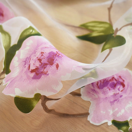 Valkoverho romanttisella vaaleanpunaisella kukkakuviolla