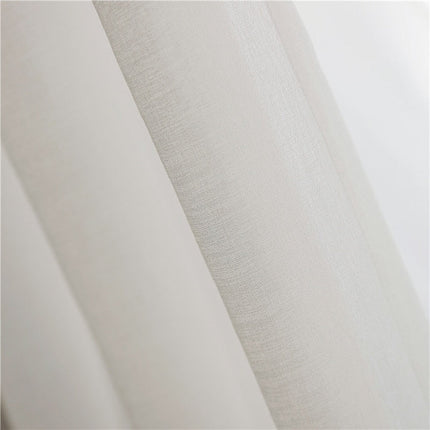 Yksivärinen valkoinen ohut verho olohuoneeseen