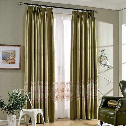 Pimennysverho kirjaillulla kukkareunuksella