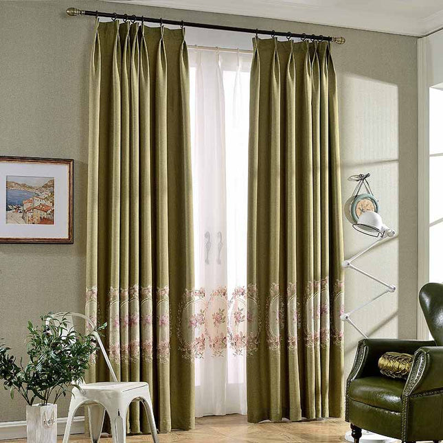 Pimennysverho kirjaillulla kukkareunuksella