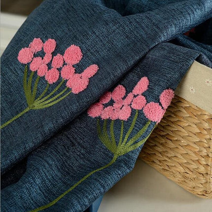 Laivastonsininen pimennysverho kirjailluilla kukilla